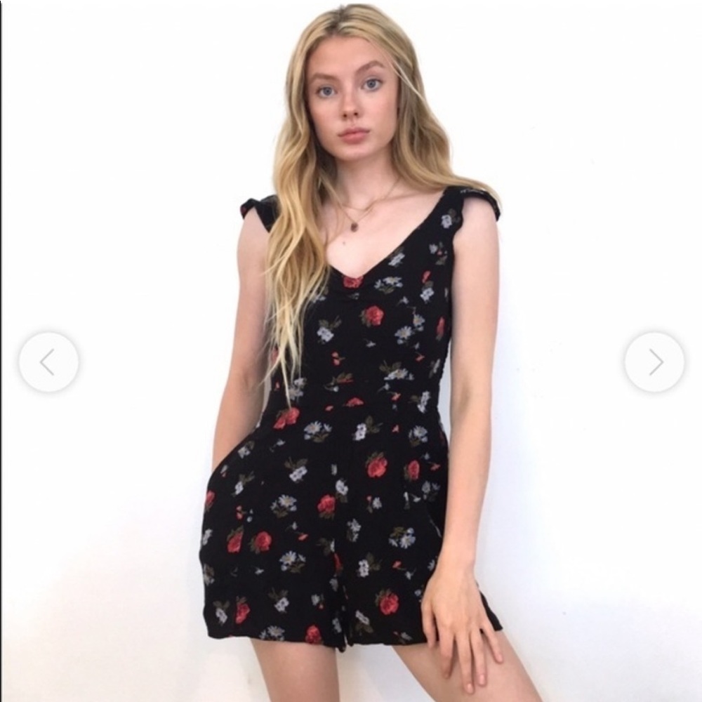 American eagle floral ruffle sleeve romper